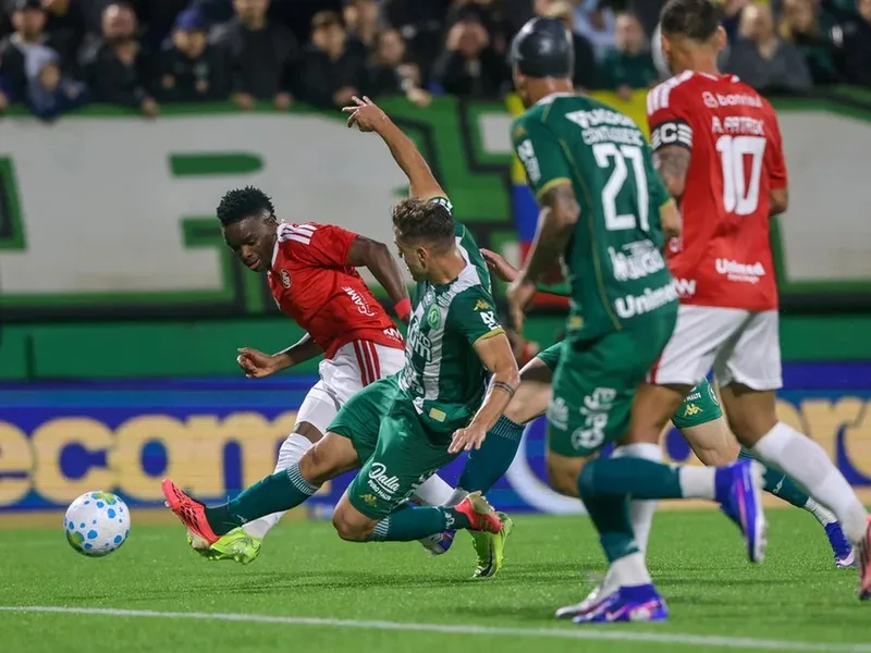 Inter quebra jejum de dez jogos e vence a Chapecoense em Chapecó
