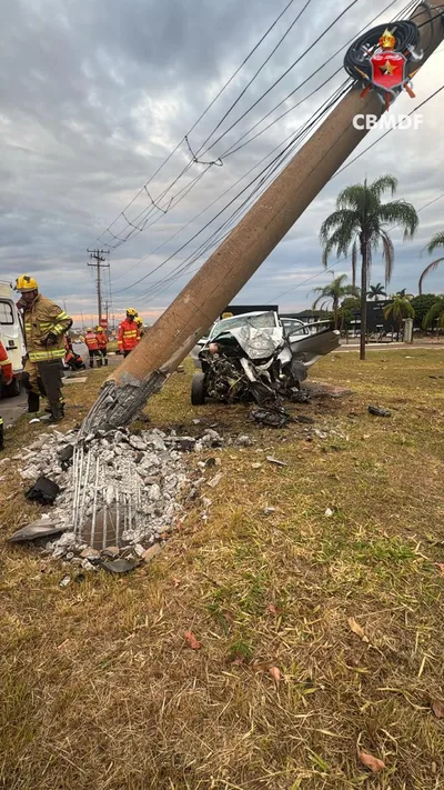 Motorista é levado em estado grave após colisão com poste em Taguatinga