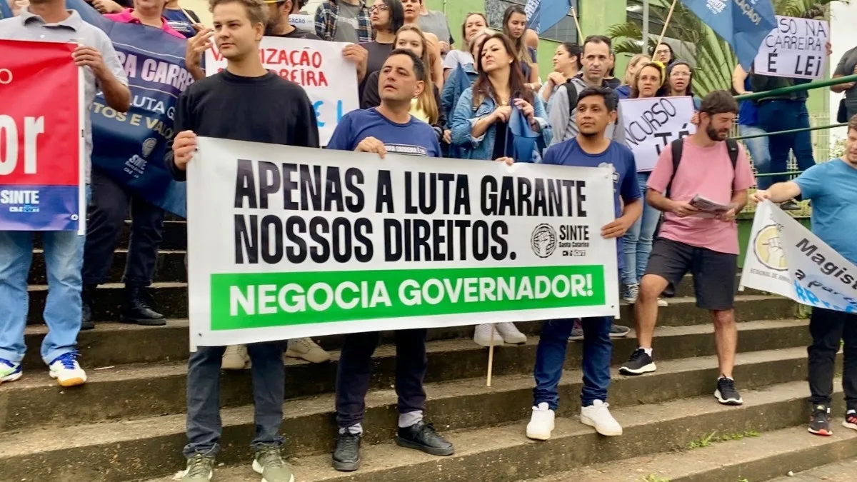 Justiça proíbe governo de SC demitir professores e descontar dias parados por greve