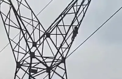 Bombeiros resgatam criança de 5 anos presa em torre metálica em Ariquemes