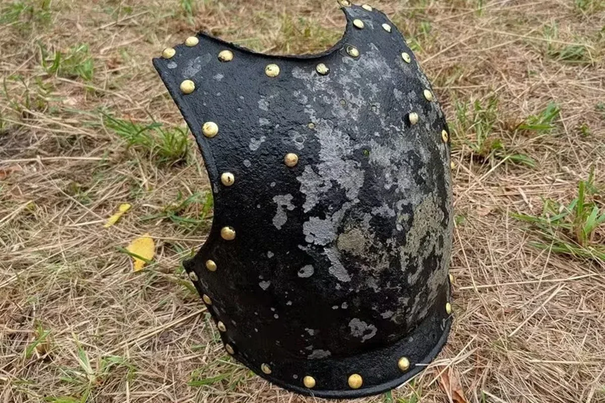 Atores encontram armadura rara em fosso de palácio na Polônia