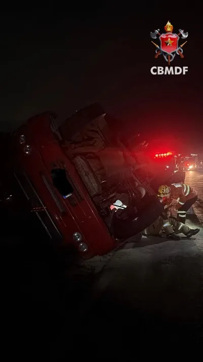 Caminhão com carga de cebolas capota na BR-251, no Distrito Federal