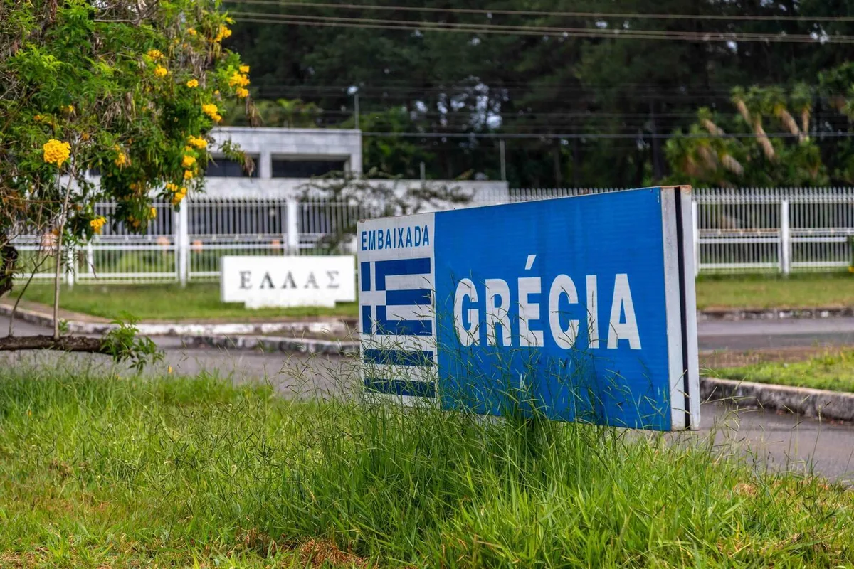 Funcionários denunciam assédio e falta de proteção em embaixada grega em Brasília
