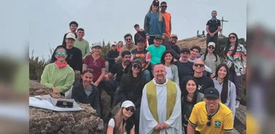 Padre leva celebração e comemora 53 anos no Pico da Bandeira