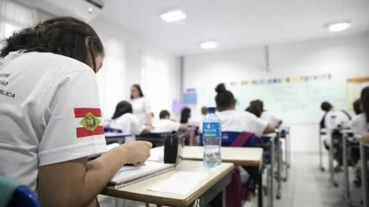 Sete a cada 10 professores da rede estadual em SC são temporários, mostra estudo