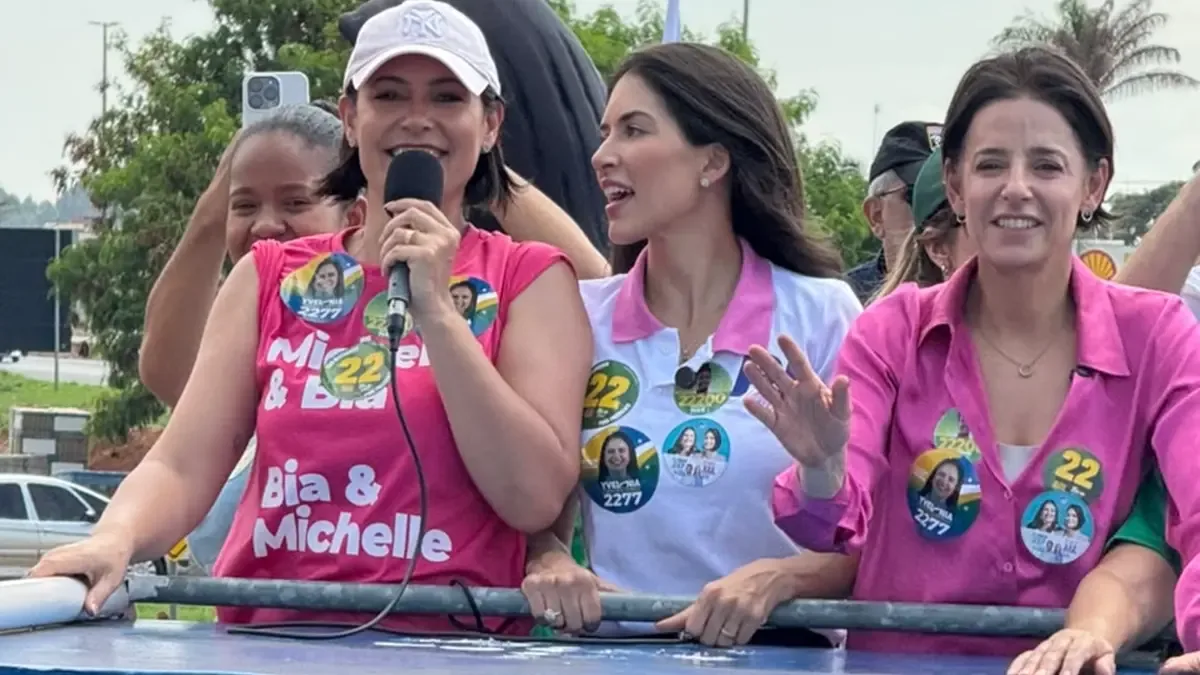 Michelle Bolsonaro participa de carreata em apoio a Yvelônia em Goiás