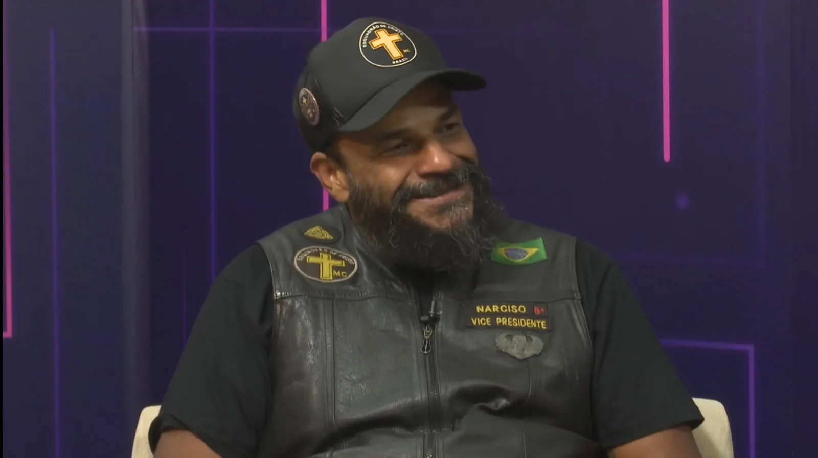 Esquadrão de Cristo leva lanche e oração a motoboys durante o sinal vermelho