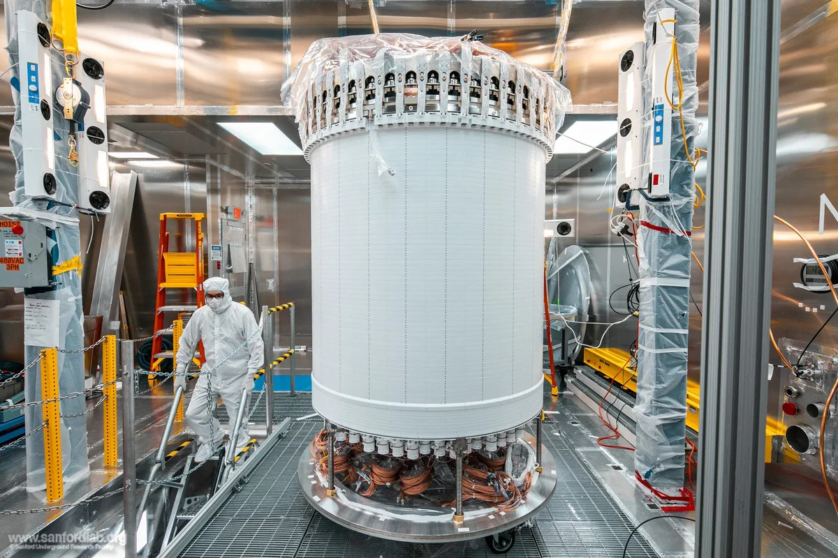 Sinal do LUX-ZEPLIN pode indicar interação ligada à matéria escura