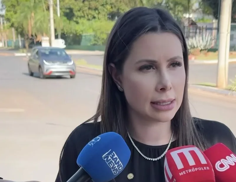 TRE-SC determina suspensão de perfis não declarados de Carol de Toni que faziam campanha