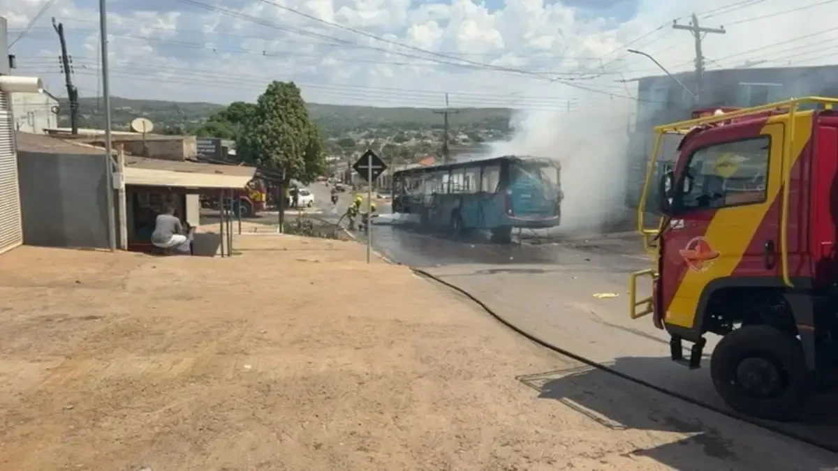 Incêndio em ônibus atinge fachada de comércio em Santo Antônio do Descoberto
