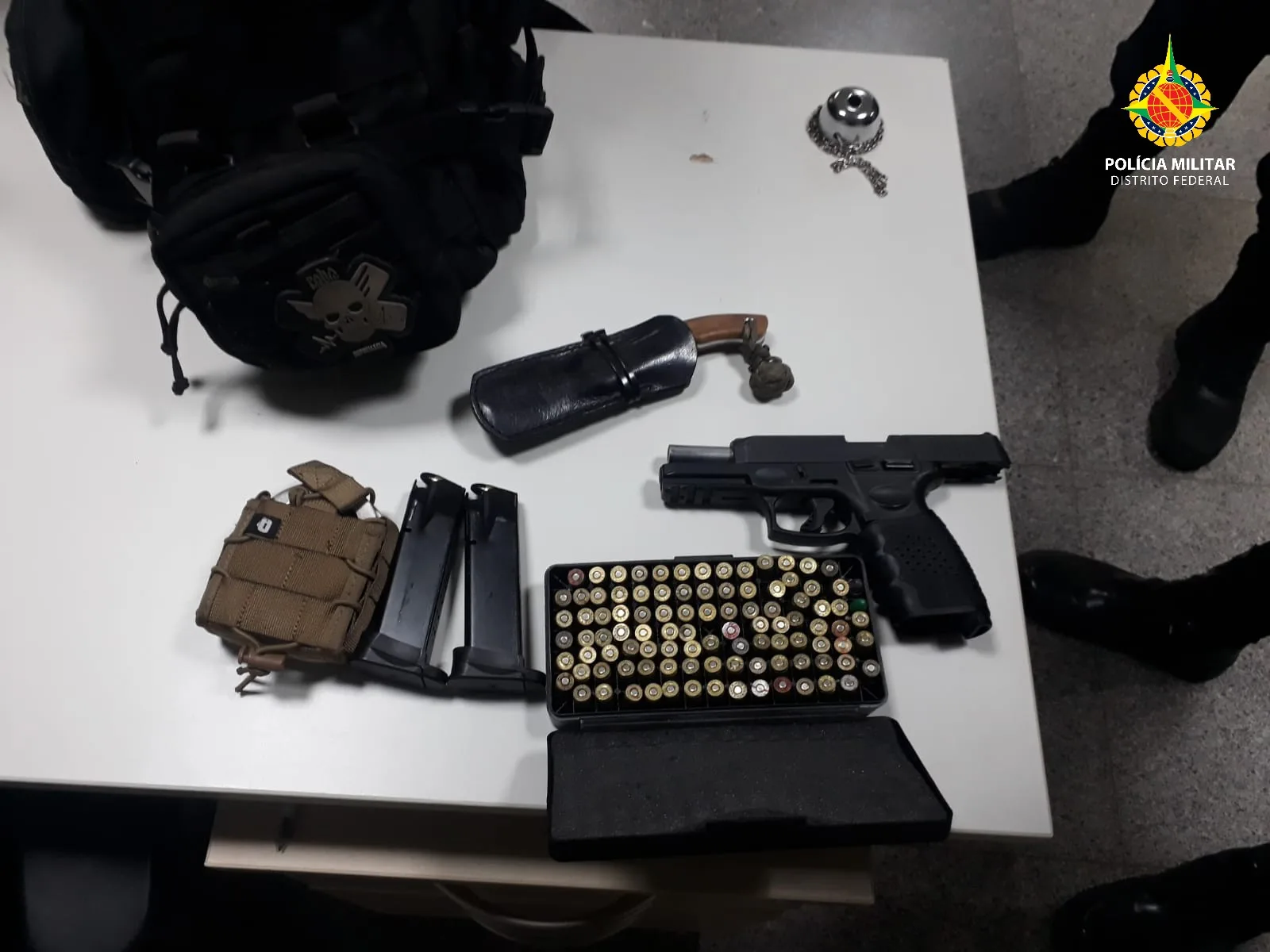 Homem é preso em Brasília com pistola após abordagem de carro com giroflex