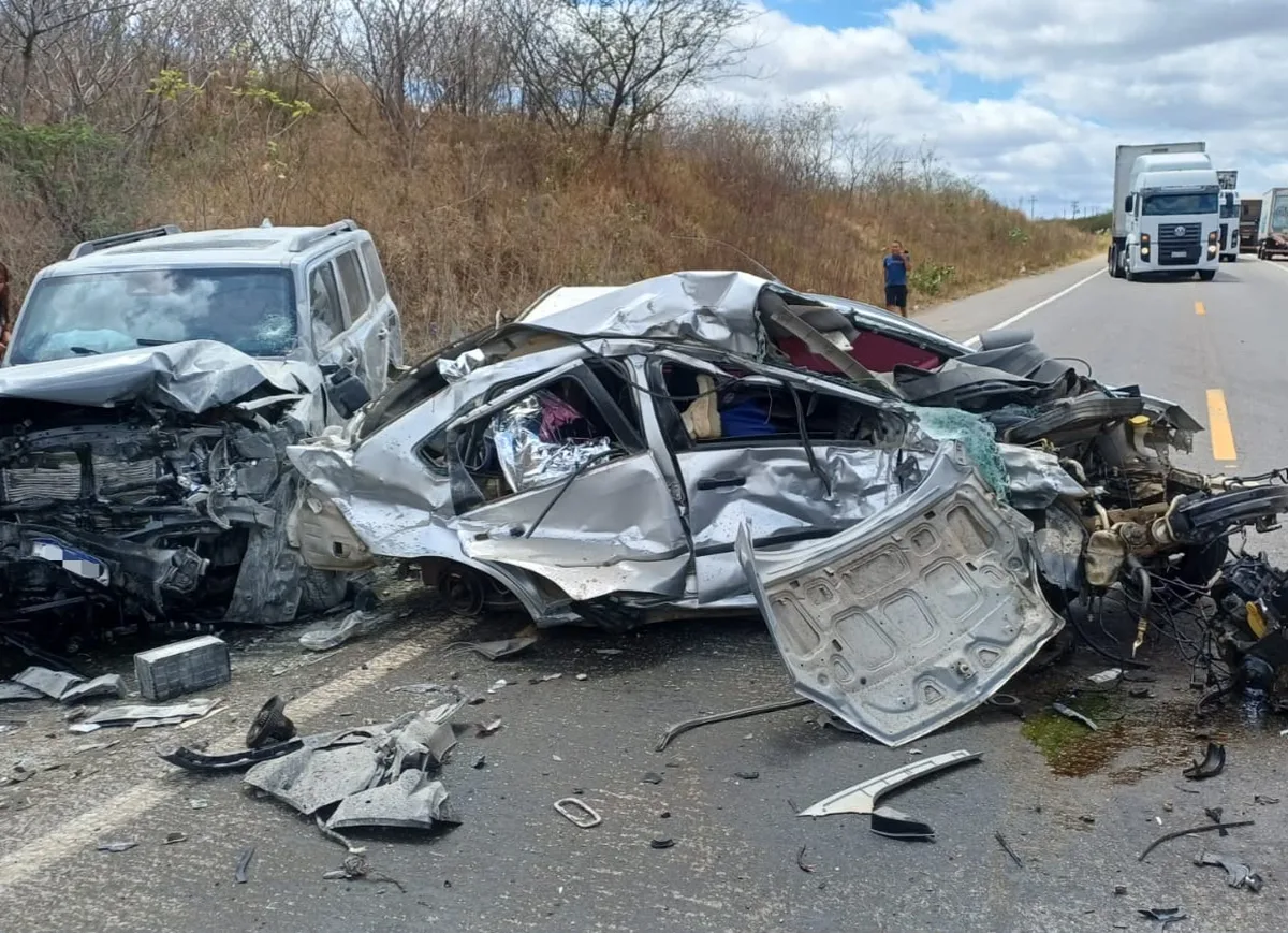 Colisão durante ultrapassagem mata motorista e deixa dois feridos na BR-304