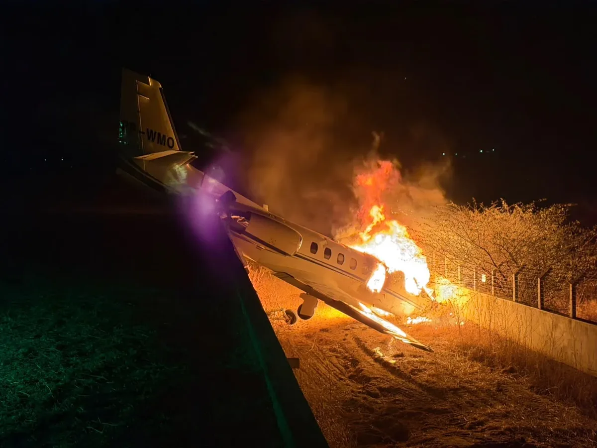 Avião com equipe de Rey Vaqueiro pega fogo após queda em Parelhas
