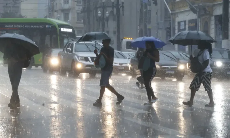 Frente fria amplia risco de tempestades e mantém áreas sob baixa umidade