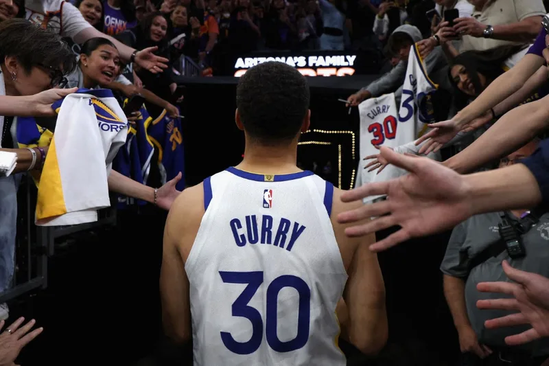 Stephen Curry renova com Warriors por duas temporadas e reduz valor do contrato