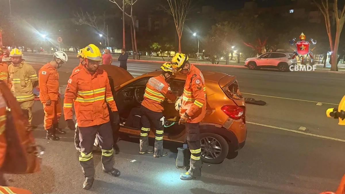 Bombeiros retiram motorista presa em carro após batida na Asa Sul