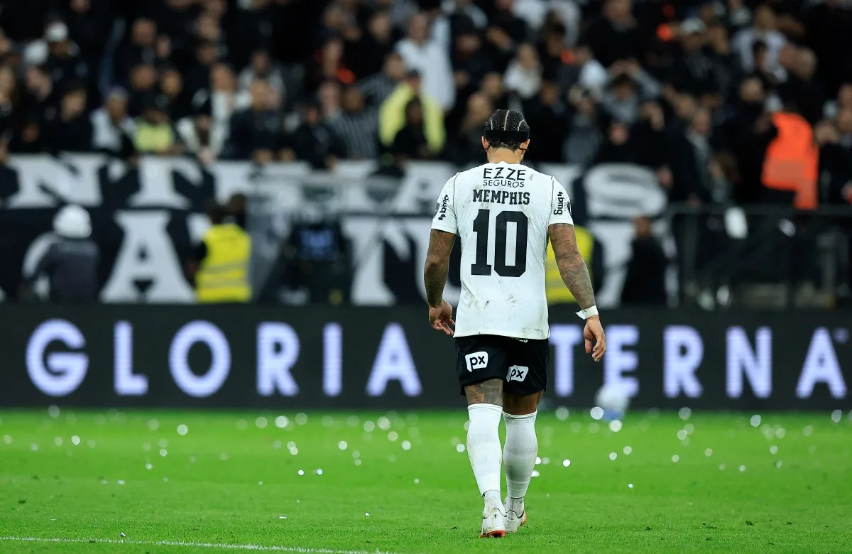 Memphis promete trabalhar mais após pênalti na eliminação do Corinthians