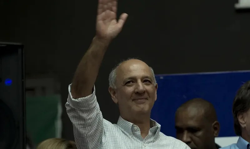 TRE-DF aplica multa a Arruda por posts sobre situação eleitoral
