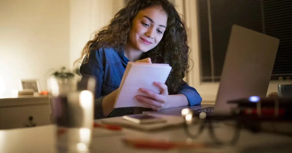 Sono regular melhora a memória e reduz ansiedade durante os estudos