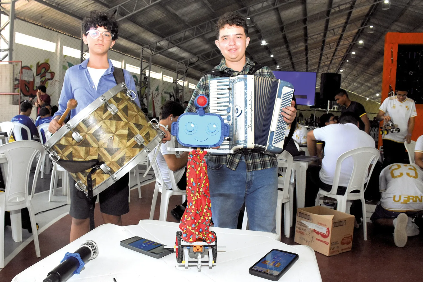Robôs com música e sensores são destaque em competição estudantil em Natal