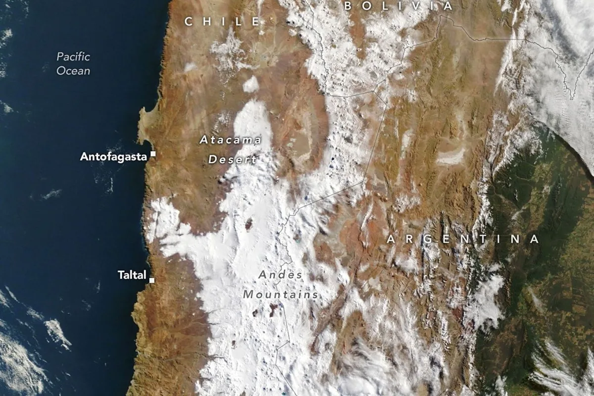 Imagens da Nasa mostram neve avançando pelo Atacama até perto do Pacífico