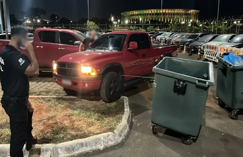 Motorista é detido após causar danos em estacionamento da PCDF