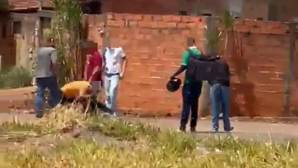 PM interrompe agressão contra suspeito de furto e prende dois em Goiânia