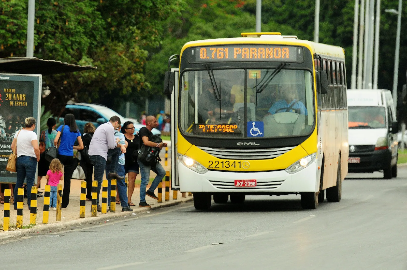 Rodoviários aceitam contraproposta e mantêm ônibus em operação no DF