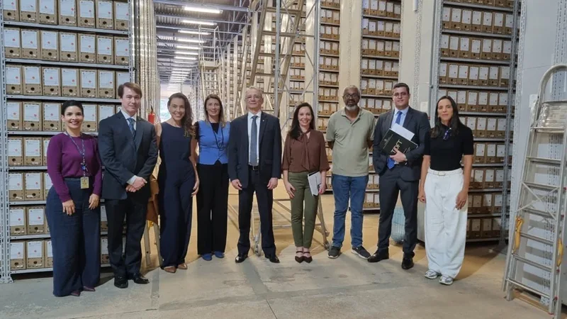 Vice-presidente do TJDFT conhece setores responsáveis pelo acervo do tribunal
