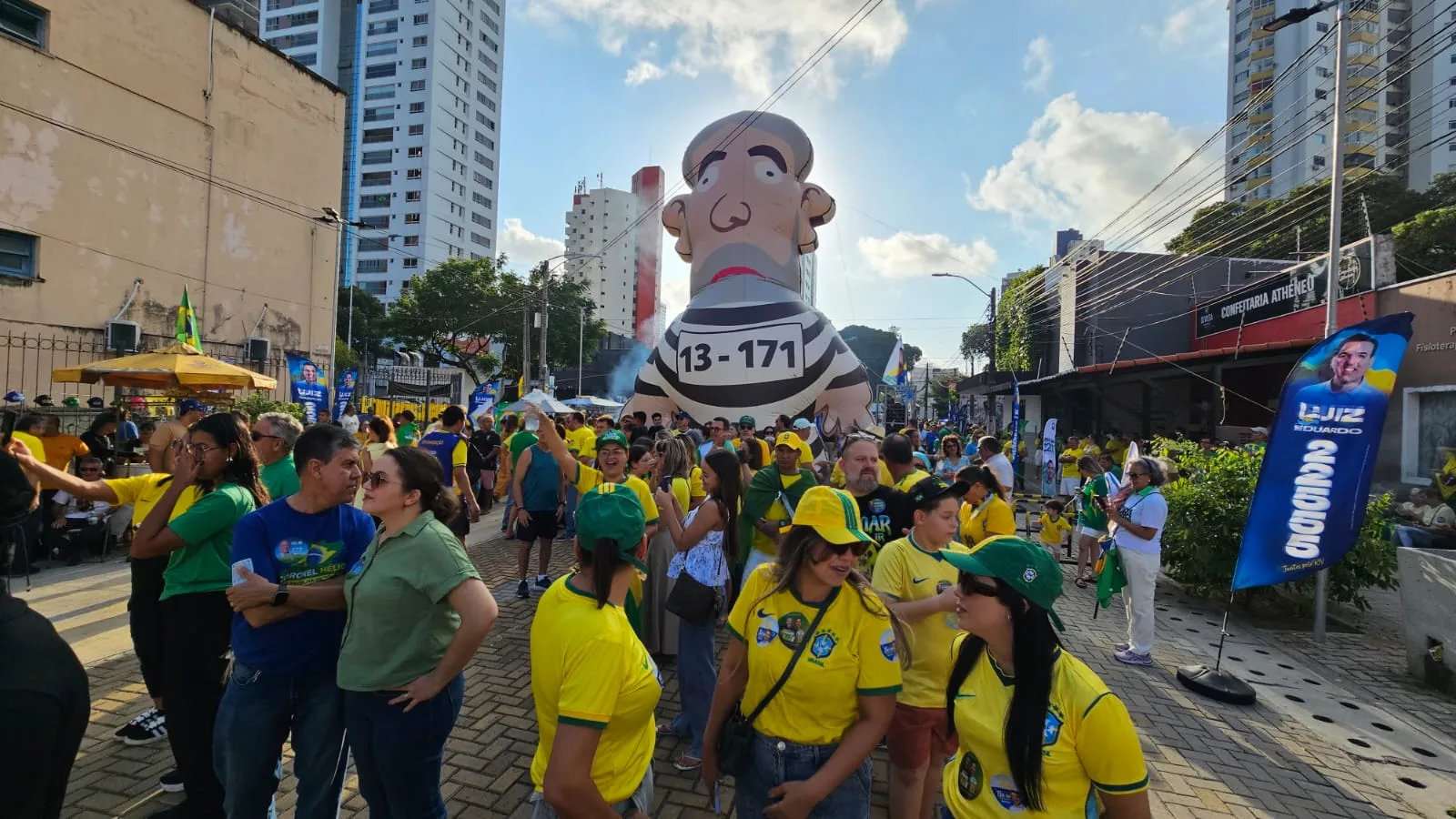 Protesto em Natal exibe boneco contra Lula e Alexandre de Moraes