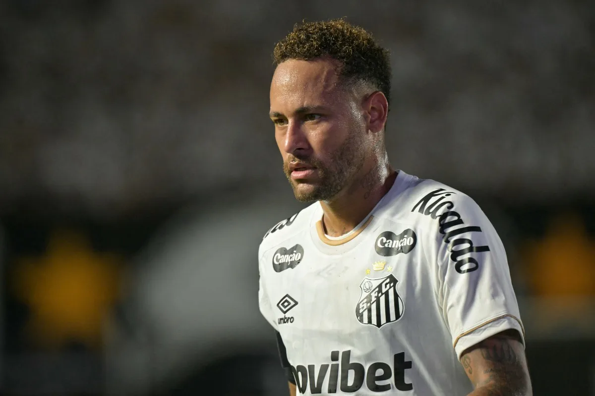 Neymar deve ficar oito semanas afastado por lesão na coxa direita