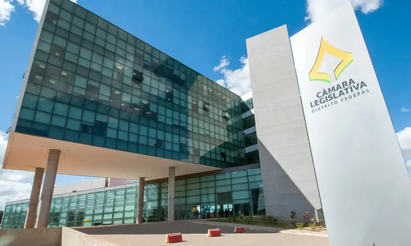 CLDF homenageia administradores e debate qualificação profissional