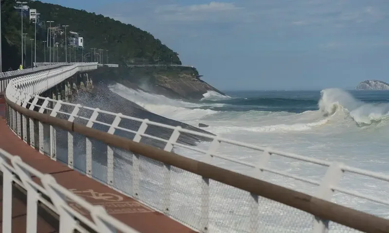 Ressaca leva Prefeitura a bloquear trecho da ciclovia Tim Maia no Rio
