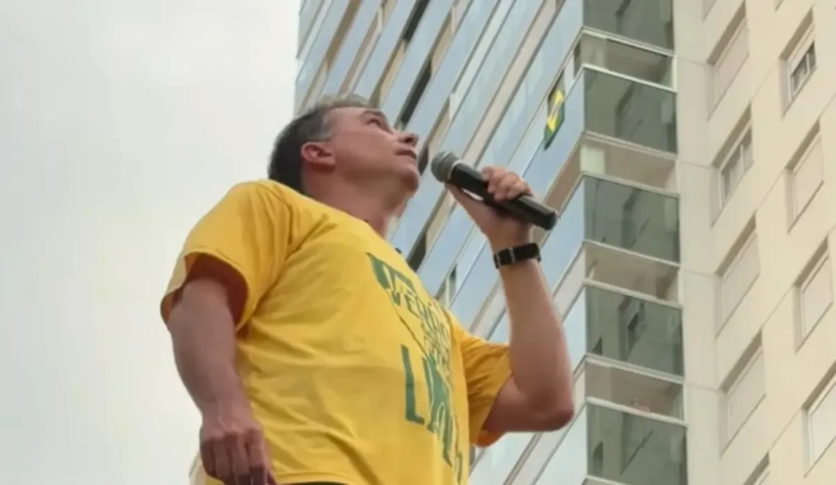 Flávio Bolsonaro chama de tentativa de homicídio ovos lançados contra carreata