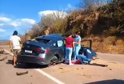 Colisão frontal deixa mulher morta e duas pessoas gravemente feridas na BR-304
