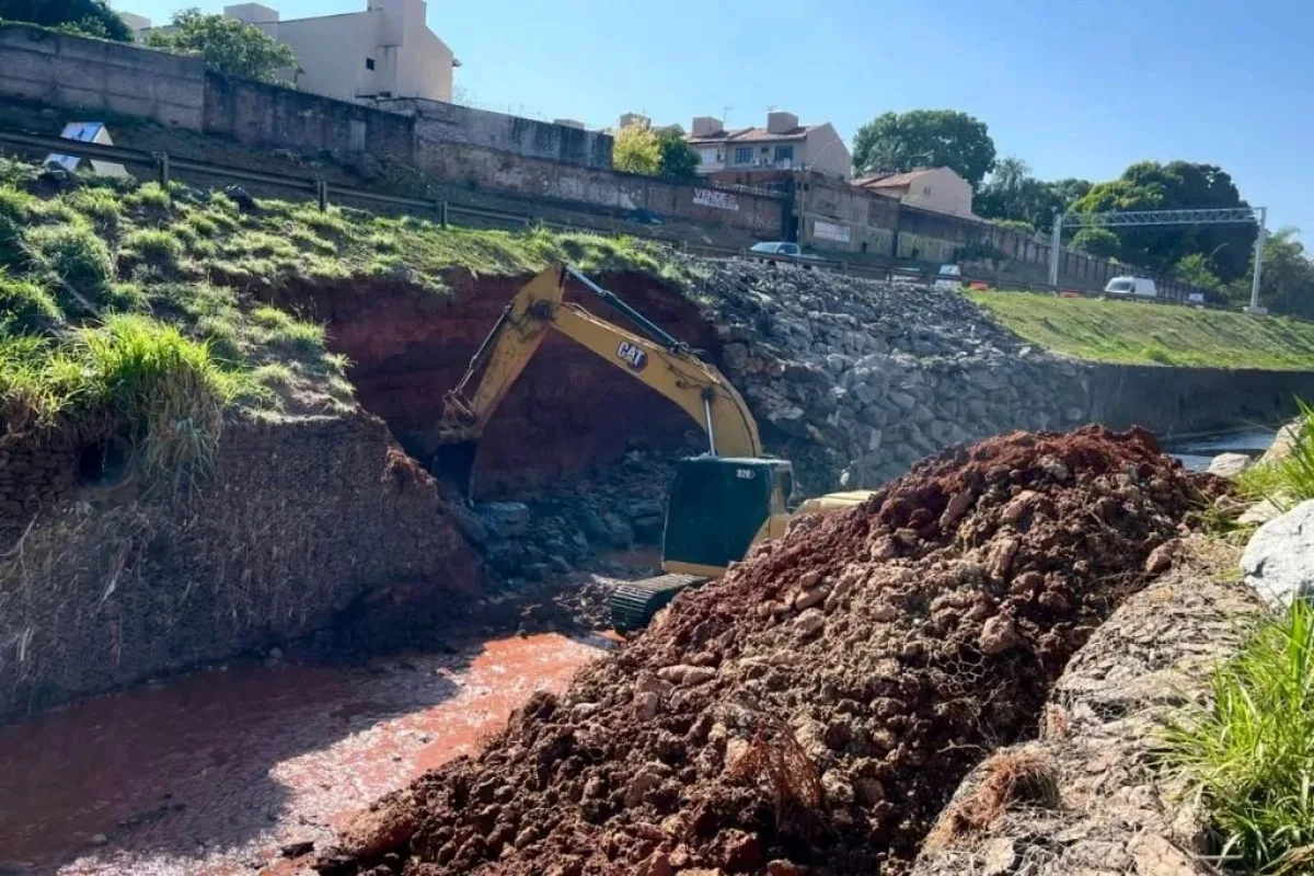 Marginal Botafogo tem trânsito em meia pista durante obra contra erosão