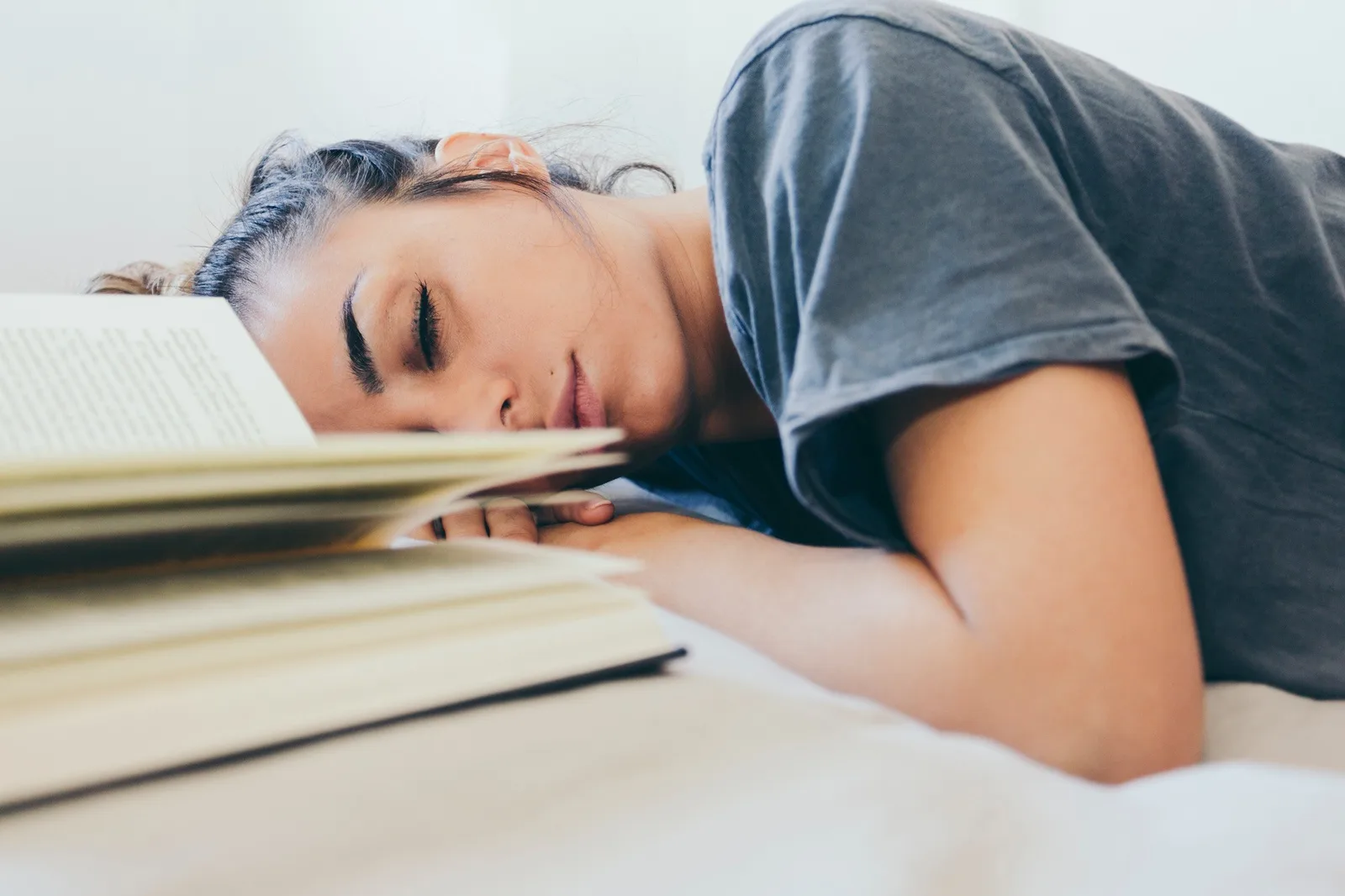 Estudo relaciona qualidade do sono à saúde mental e ao desempenho escolar de adolescentes