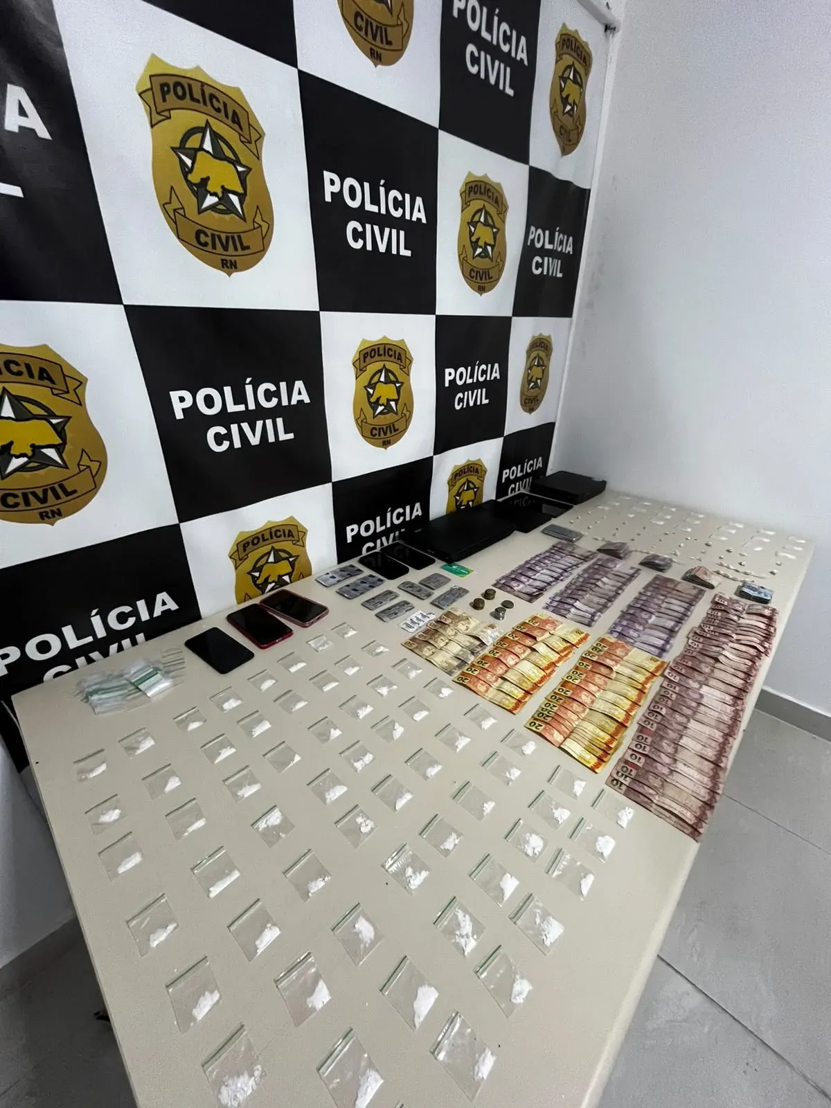 Polícia Civil prende homem e apreende drogas em conveniência de Parnamirim