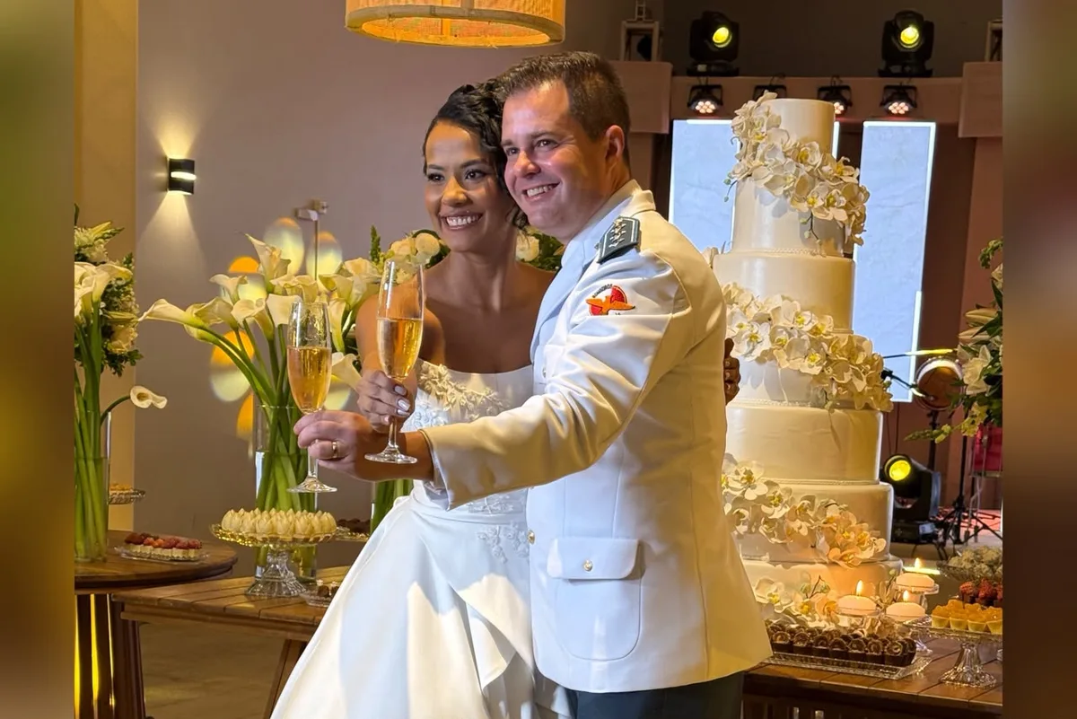 Bombeiros surpreendem casal com banho de caminhão em festa de casamento em Anápolis