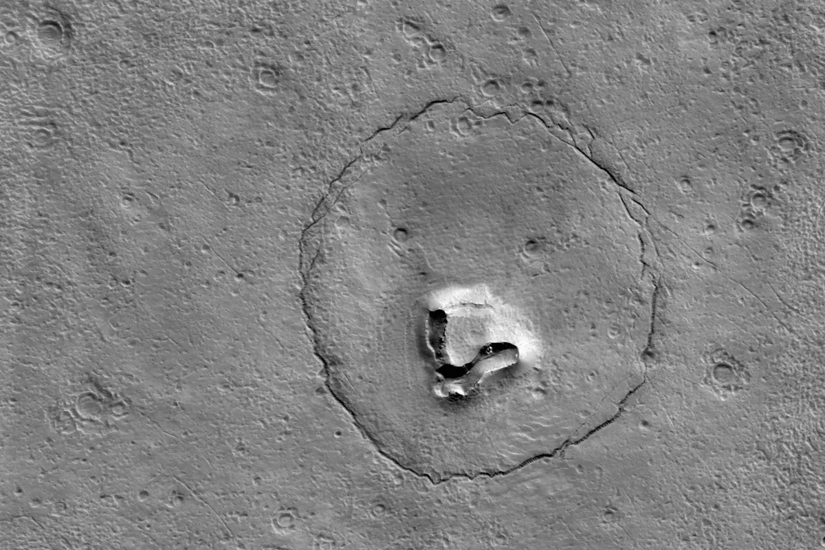 Pareidolia transforma crateras de Marte em rosto parecido com um urso