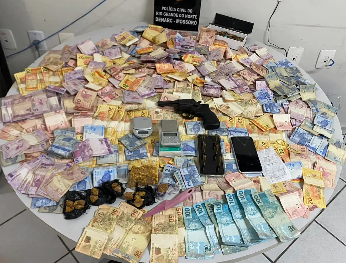 Jovem é detido em Mossoró com crack, maconha, arma e dinheiro