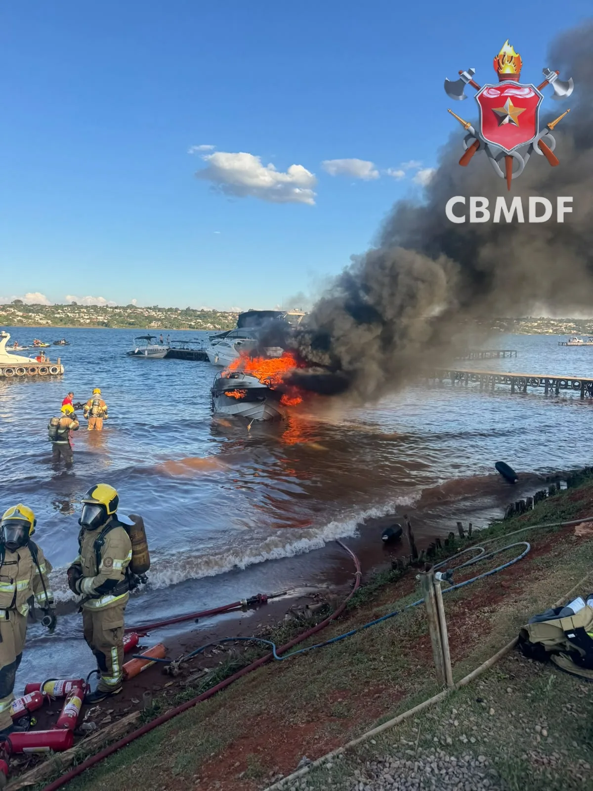 Incêndio em lancha deixa quatro pessoas gravemente feridas em Brasília