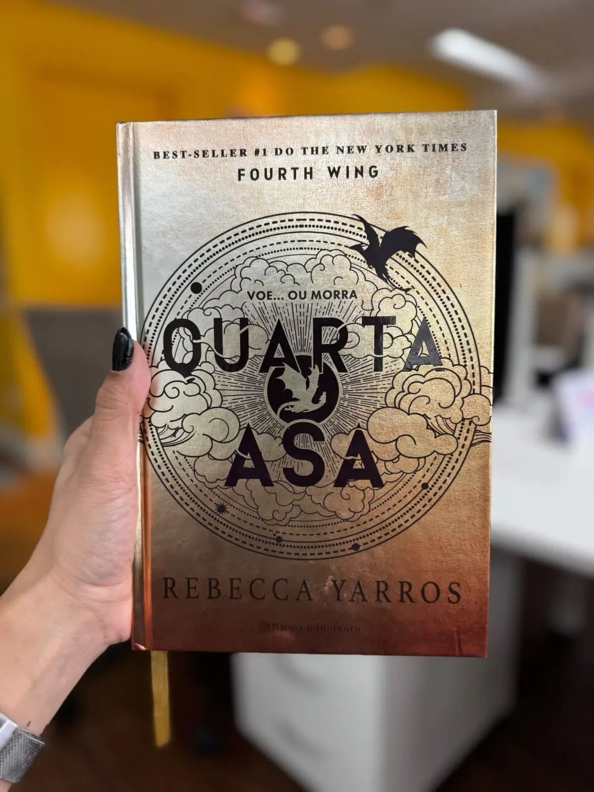 Quarta Asa combina dragões, romance e guerra em fantasia de Rebecca Yarros