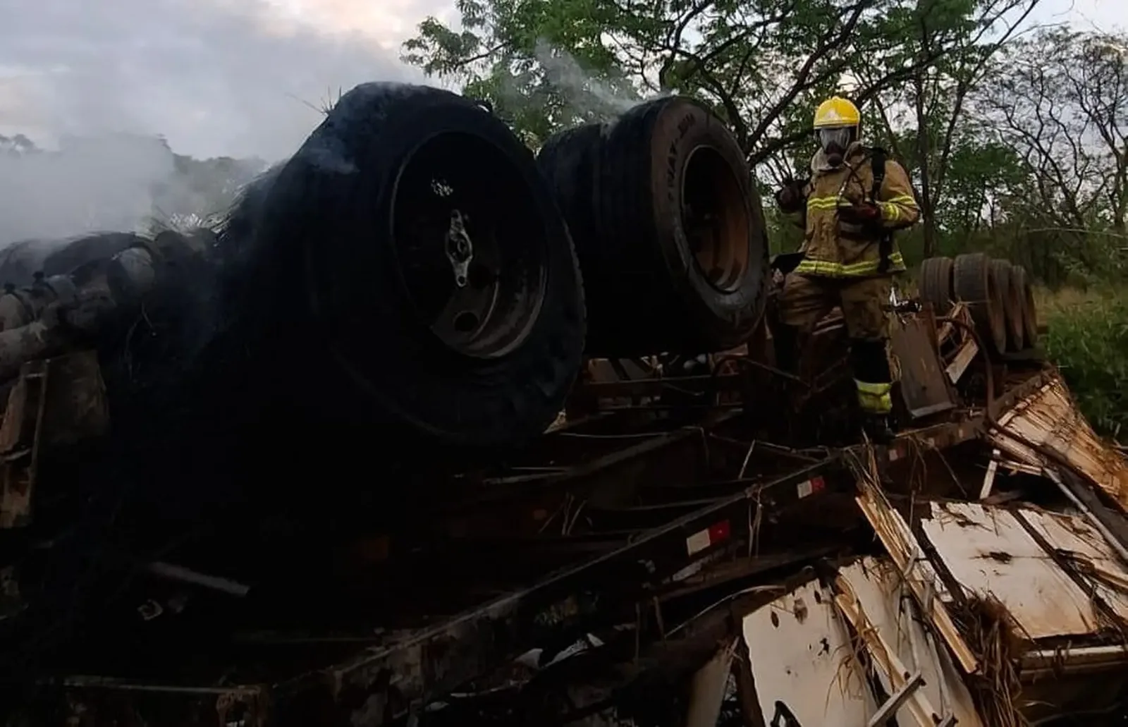 Incêndio após saída de pista mata motorista de carreta na BR-364 em Jataí