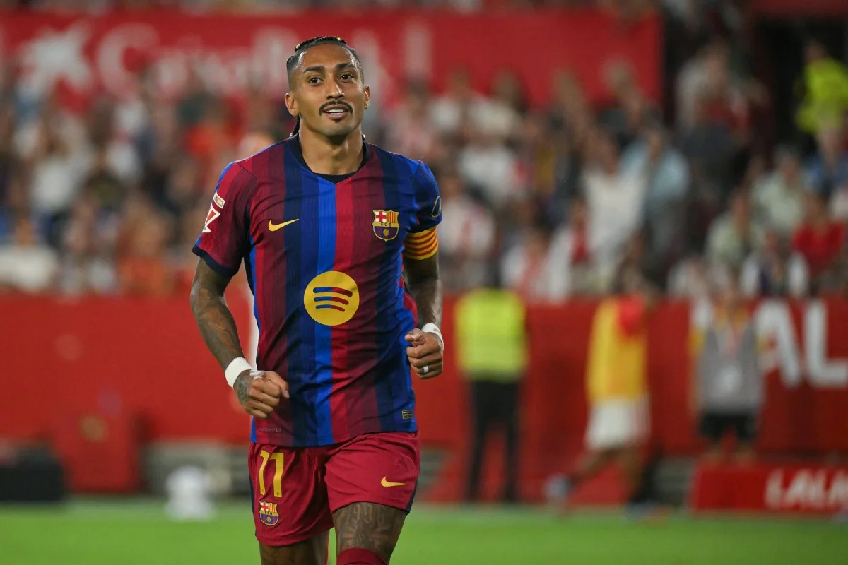 Raphinha marca três vezes, e Barcelona vence Sevilla na sétima rodada
