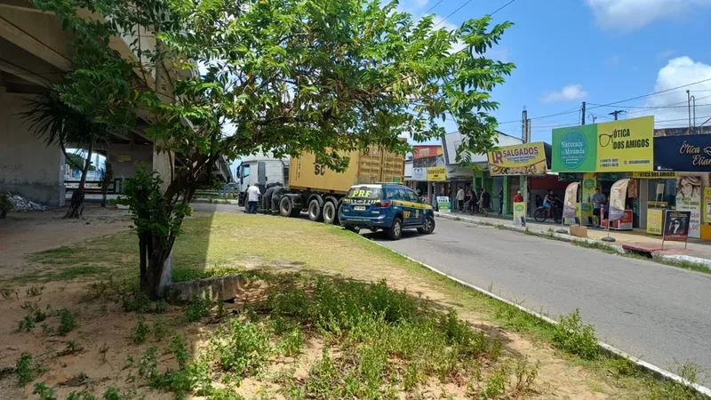 Tráfego para avenida é liberado após retirada parcial de carreta na BR-101