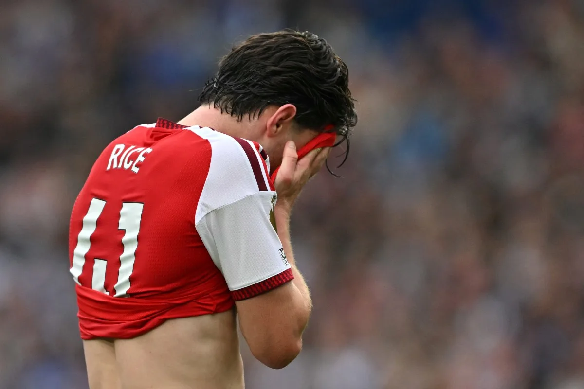 Arsenal perde a liderança após derrota para o Brighton; Tottenham cai em casa