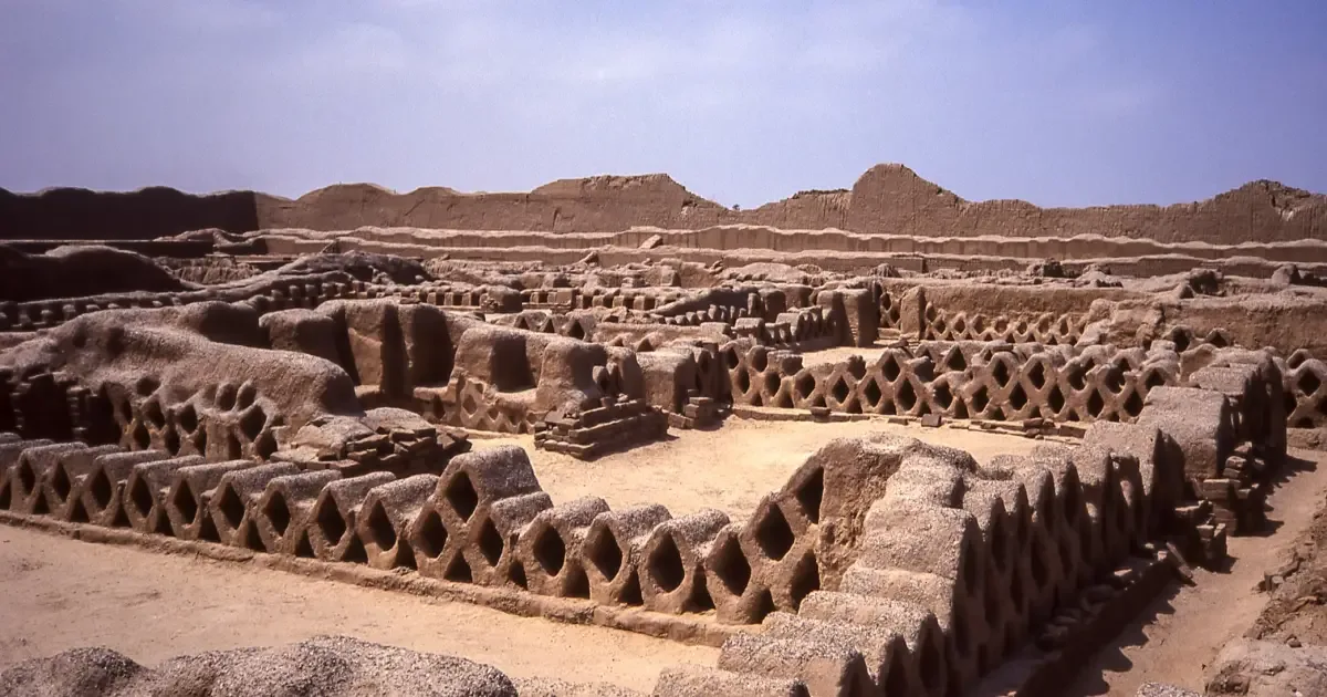 Tumba Chimú com 38 indivíduos é encontrada em Chan Chan, no Peru
