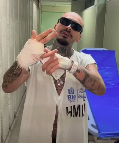 Streamer tem dedo anelar amputado após anel ficar preso em grade no Rio