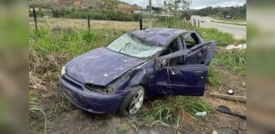 Capotamento deixa passageiro em estado grave em Cachoeiro de Itapemirim